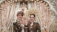 <p>Kabar pernikahan Enzy diumumkan melalui potret-potret akadnya diunggah melalui akun Instagram pribadi. Dalam potret tersebut, keduanya terlihat mengenakai pakaian adat Minang, Bunda. (Foto: Instagram @enzystoria)<br /><br /><br /></p>