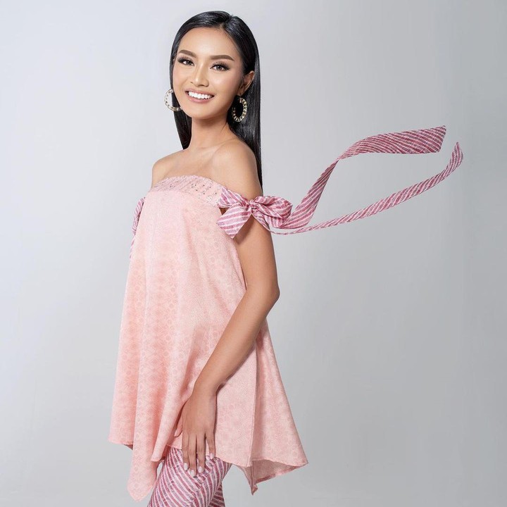 <p>Pada 2019 ia pernah mendapat gelar Mojang Pinilih Kota Bandung dalam kontes Mojang Jajaka. Setahun setelahnya, ia menempati posisi runner-up I Puteri Indonesia Jawa Barat 2022. Dan di tahun ini, Farhana berkesempatan mewakili Jawa Barat I dan terpilih sebagai Putri Indonesia 2023. (Foto: Instagram @farhanariswari) <br /><br /><br /></p>