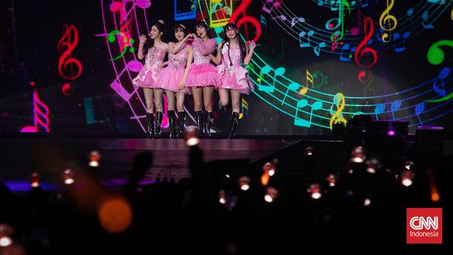 Para member Red Velvet terkejut dengan persembahan ReVeluv yang membawakan salah satu single mereka, Day 1.