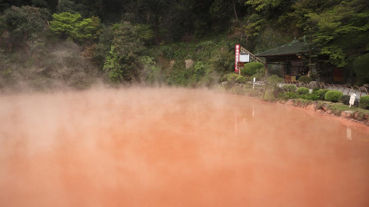 FOTO: Penampakan 'Chinoike Jigoku' Kolam Neraka Jepang