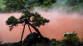FOTO: Penampakan 'Chinoike Jigoku' Kolam Neraka Jepang