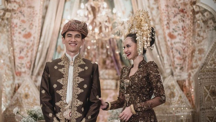 Ini Profil Molen Kasetra, Suami Enzy Storia yang Ternyata Jadi Diplomat Muda Indonesia Ini Profil Molen Kasetra, Suami Enzy Storia yang Ternyata Jadi Diplomat Muda Indonesia