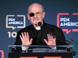Salman Rushdie Jadi Saksi di Sidang Penikamnya