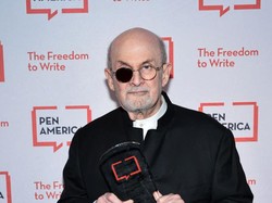 Salman Rushdie Bakal Bersaksi di Sidang Penikam Hadi Matar di Januari 2024