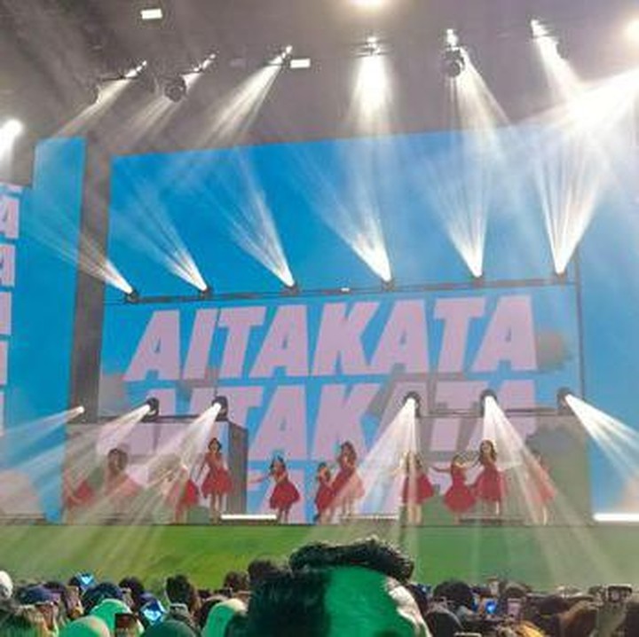 <p>Acara Road To AlloBank Festival 2023 berlangsung dengan meriah malam ini, Sabtu (20/5/2023) di TSM Cibubur. Penampilan sederet musisi membuka acara dengan sangat seru, Bunda. Salah satunya ada JKT48. Lagu Heavy Rotation sebagai pembuka sukses memantik semangat para penonton. (Foto: dok. insertLive)</p>