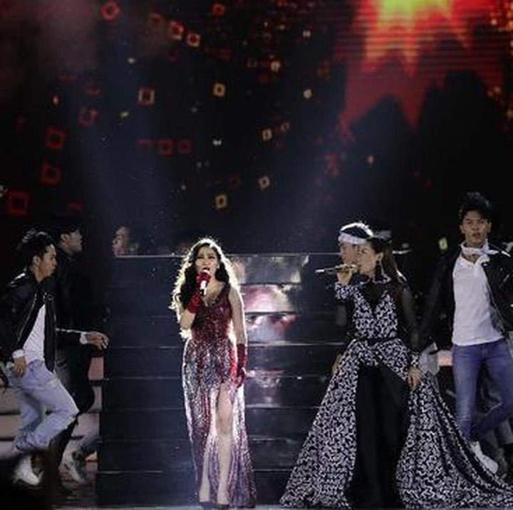 <p>Ayu Ting Ting dan Cakra Khan juga tak ketinggalan menyemarakkan suasana. Keduanya menyanyikan tembang hits lawas, Bunda. Ayu Ting Ting menyanyikan lagu Surat Cinta yang dipopulerkan Vina Panduwinata, sementara Cakra Khan menyanyikan lagu Semua Untukmu yang dipopulerkan Fatur & Nadila pada tahun 2000an. (Foto: dok. CNN Indonesia)</p>