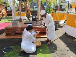 Pemedek Lakukan Persembahyangan Saraswati di Pura Agung Lokanatha