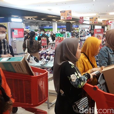 Potret Antusias Pengunjung Borong Produk di Transmart Full Day Sale