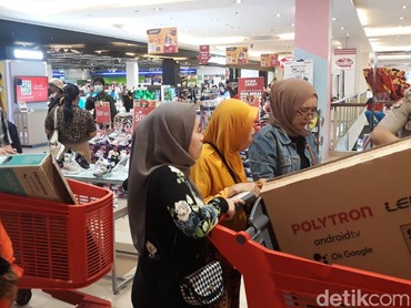 Potret Antusias Pengunjung Borong Produk di Transmart Full Day Sale