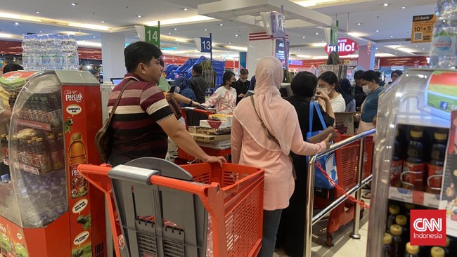 Daging ayam hingga sembako menjadi salah satu incaran warga dalam rangka promo Transmart Full Day Sale, Sabtu (20/5).