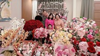 <p>Enggak tanggung-tanggung, di sana tak cuma tersedia beragam kue tart, Bunda. Melainkan, Ahok menyulap rumahnya bak kebun mawar, nih. (Foto: Instagram @btpnd)<br /><br /><br /></p>