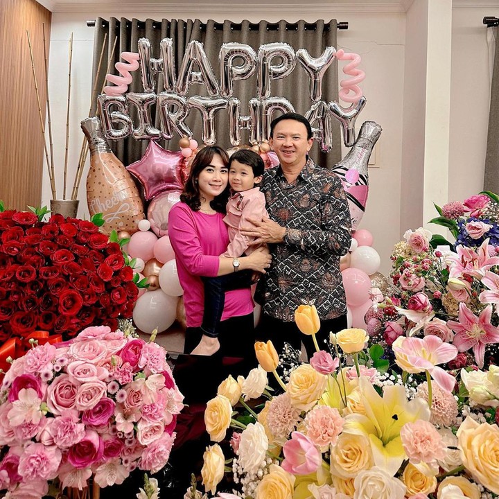 <p>Dalam kesempatan tersebut, Bunda dua orang anak ini mengaku sangat bahagia dan berterima kasih atas kejutan yang diberikan padanya. "Senang sekali malam-malam kedatangan tamu spesial. Terimakasih atas doa, dukungan dan surprisenya yaaaa semua.. <em>God Bless You</em>," dikutip dari akun @btpnd. (Foto: Instagram @btpnd)<br /><br /><br /></p>