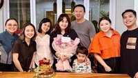 <p>Melalui postingan di Instagram, ulang tahun Puput dirayakan bersama anggota keluarga terdekat di rumahnya. (Foto: Instagram @btpnd)<br /><br /><br /></p>