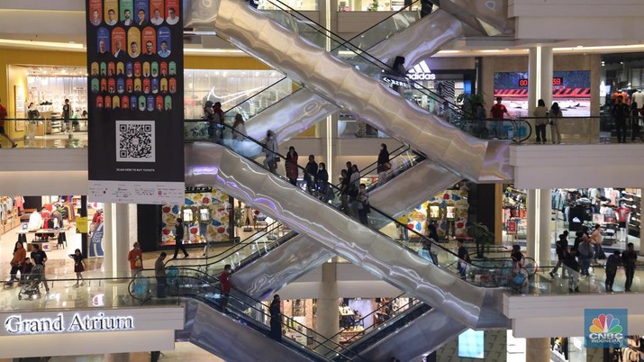 Warga memadati Pusat Perbelanjaan Kota Kasablanka, Sabtu (20/5/2023). (CNBC Indonesia/Faisal Rahman)