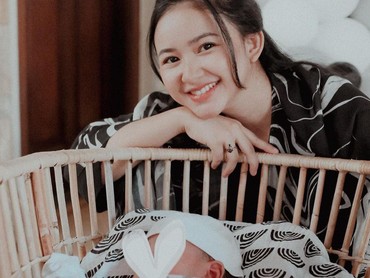 img-title Alasan Adinda Azani Tak Umbar Wajah Anak Pertama di Media Sosial