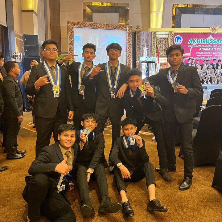 <p>Ayman baru saja merayakan kelulusannya dari bangku SMA. Hal ini diketahui langsung dari beberapa potret yang dia unggah di Instagram pribadinya. (Foto: Instagram@ayman_modjo)</p>