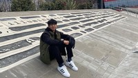 <p>Pria kelahiran 2005 ini tampaknya sukses mencuri perhatian publik karena paras tampannya. Tak hanya itu, banyak netizen yang terpesona juga dengan gaya sederhananya seperti sang ayah. (Foto: Instagram@ayman_modjo)</p>