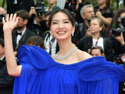 Intip Gaya Raline Shah di Red Carpet Cannes Film Festival 2023