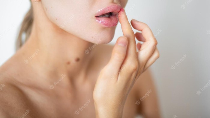 img-title Atasi Bibir Kering dan Kasar, Ini 5 Rekomendasi Lip Scrub Terbaik di Bawah Rp50 Ribu