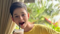 <p>Mewarisi pesona plasteran dari kedua orang tuanya, Kenzou selalu mencuri perhatian publik ketika menunggah potret di media sosialnya, Bunda. "Gantengnya," tulis akun <em>@jun****.</em> (Foto: Instagram@kenzoulionofficial)</p>