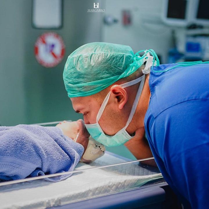 <p>Setelah melewati persalinan, akhirnya seorang bayi perempuan yang dinantikan pasangan ini lahir ke dunia. "<em>MasyaAllah Tabarakallah. Alhamdulillah,</em> telah lahir putri kami, anak kedua kami," tulis Kesha, dikutip dari laman <em>Instagram@kesharatuliu05.</em> (Foto: Instagram@kesharatuliu05)</p>