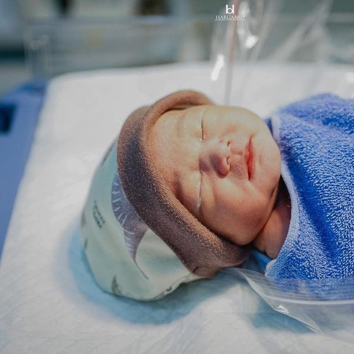 <p>Kesha pun tak sungkan membagikan potret anak keduanya yang baru lahir. Tak hanya itu, ia juga mengungkap nama anak keduanya yang cantik, yakni Aisha Kaluna Letecia. (Foto: Instagram@kesharatuliu05)</p>
