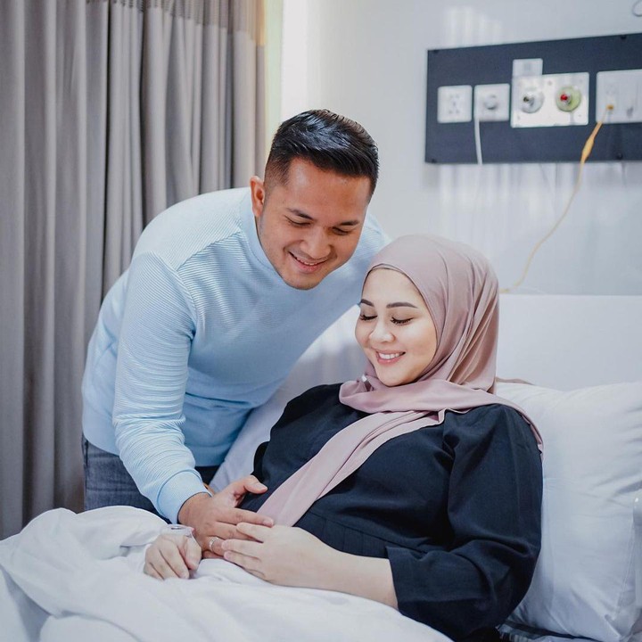 <p>Kabar bahagia tengah menyelimuti pasangan selebriti, Kesha Ratuliu dan Adhi Permana Putra. Pasalnya, pasangan suami dan istri yang resmi menikah pada 2021 lalu, baru saja menyambut anak kedua mereka yang berjenis kelamin perempuan, Bunda. (Foto: Instagram@kesharatuliu05)</p>