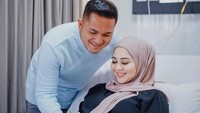 <p>Kabar bahagia tengah menyelimuti pasangan selebriti, Kesha Ratuliu dan Adhi Permana Putra. Pasalnya, pasangan suami dan istri yang resmi menikah pada 2021 lalu, baru saja menyambut anak kedua mereka yang berjenis kelamin perempuan, Bunda. (Foto: Instagram@kesharatuliu05)</p>