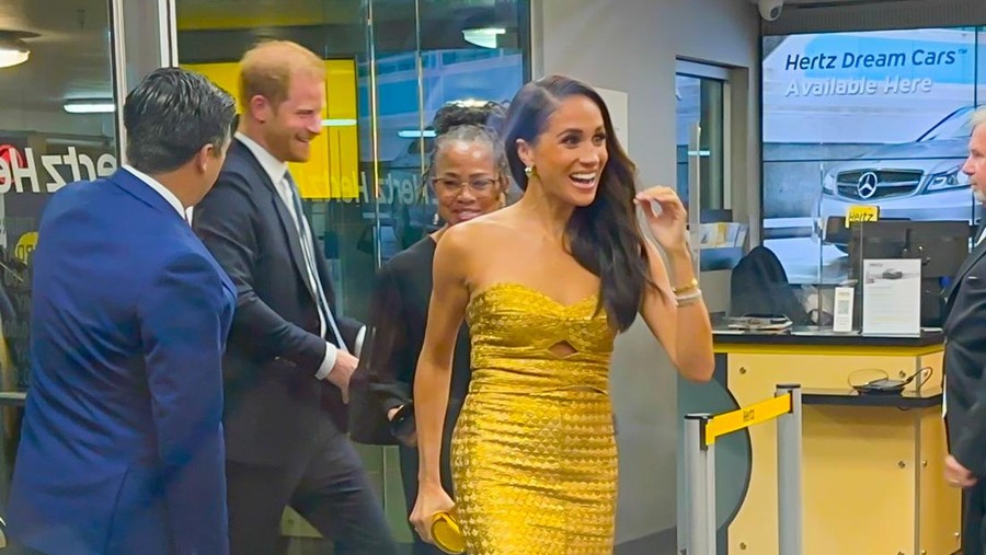 Meghan Markle dan Pangeran Harry NEW YORK, NEW YORK - MAY 16: (L-R) Prince Harry, Duke of Sussex, Doria Ragland and Meghan Markle, Duchess of Sussex, are seen arriving to the "Woman Of Vision Awards" on May 16, 2023 in New York City. (Photo by Raymond Hall/GC Images)