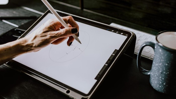 Menggambar secara digital dengan tablet