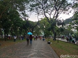 Monas Diguyur Hujan, Warga Putar Balik Lewatkan Penutupan Lebaran Betawi