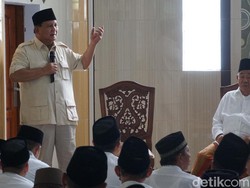 Prabowo Malu-malu Kucing Minta Dukungan Saat Kunjungi Ponpes Amanatul Ummah