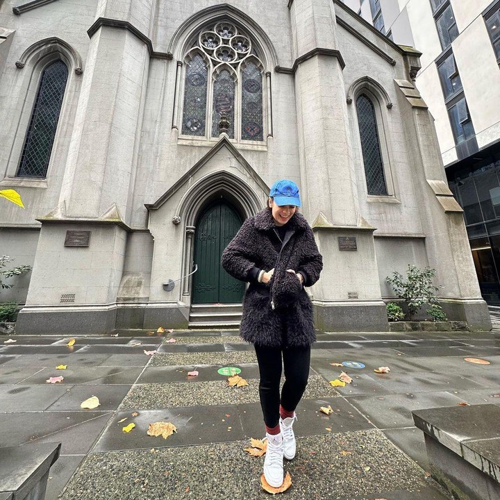 <p>Dalam beberapa potret yang diunggahnya itu, Anne mengabadikan momen liburannya dengan mengenakan topi. (Foto: Instagram@anneofficial1990)</p>