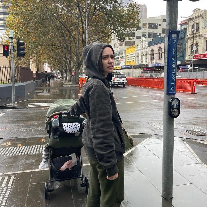 <p>Tak hanya itu saja, Anne juga tampak santai saat jalan-jalan bersama anak semata wayangnya mengenakan <em>hoodie</em>. (Foto: Instagram@anneofficial1990)</p>