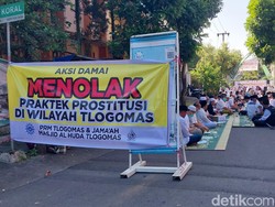 Warga Gelar Doa Bersama di Depan 2 Penginapan Mesum Kota Malang yang Ditutup