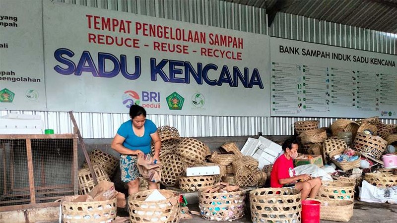 Masalah sampah seakan tidak ada habisnya. Permasalahan sampah sudah menjadi persoalan serius baik di kota maupun di desa.