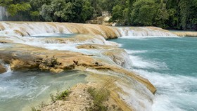 FOTO: Agua Azul, Air Terjun Berona Biru yang Menakjubkan di Meksiko