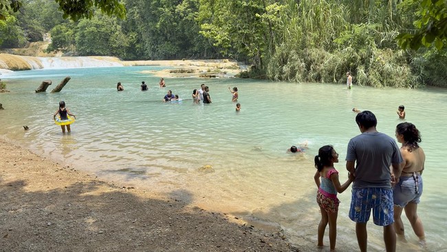FOTO: Agua Azul, Air Terjun Berona Biru yang Menakjubkan di Meksiko