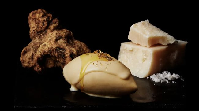 Merek es krim mewah asal Jepang, Cellato, baru-baru ini mengklaim Guinness World Records untuk es krim termahal di dunia.