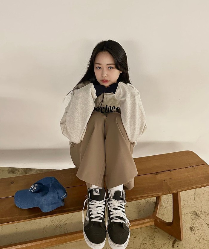Dalam kesehariannya, Jang Yeo Bin suka tampil dengan pakaian santai dan bergaya. Di beberapa postingan akun sosial medianya, tampak sang aktris suka mengenakan sweatshirt dan celana longgar lengkap dengan sepasang sneakers./ Foto: instagram,com/yexobin