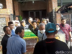 Eeng Saptahadi Dimakamkan di Cileungsi, Deretan Artis Melayat ke Rumah Duka