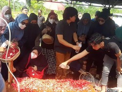 Eeng Saptahadi Dimakamkan dengan Protokol COVID-19