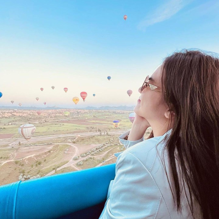 <p>Bukan hanya mengabadikan momen itu melalui foto, Felicya juga mengunggah video singkat saat mereka naik balon udara, Bunda. (Foto: Instagram@felicyangelista_)</p>
