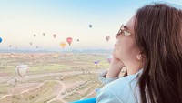 <p>Bukan hanya mengabadikan momen itu melalui foto, Felicya juga mengunggah video singkat saat mereka naik balon udara, Bunda. (Foto: Instagram@felicyangelista_)</p>