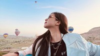 <p>Melalui <em>Instagram</em>-nya, Felicya mengaku bahwa naik balon udara di Cappadocia adalah salah satu impiannya sejak lama. Akhirnya ia bisa mewujudkan mimpinya itu dan naik balon udara bersama sang suami tercintanya. (Foto: Instagram@felicyangelista_)</p>