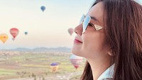<p>Cappadocia merupakan destinasi wisata di Turki dengan julukan <em>land of fairy chimneys</em> yang memang terkenal karena keindahannya. Felicya dan Hito pun mengunjungi destinasi tersebut. (Foto: Instagram@felicyangelista_)</p>