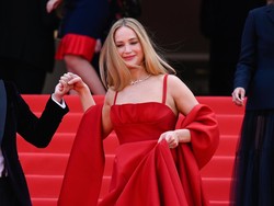 Gaya Cuek Jennifer Lawrence di Karpet Merah Cannes, Gaun Dipadu Sandal Jepit