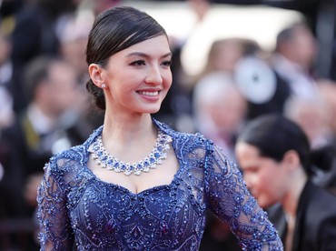 Raline Shah Santai Dinyinyiri soal Kebaya Glamor di Cannes 2023