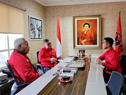 Masuk Ruang Pemanggilan DPP PDIP, Gibran Langsung Salim ke Hasto