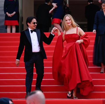 img-title Jennifer Lawrence Pakai Sandal Jepit di Cannes Film Festival! Elegan Tapi Dianggap Melanggar Aturan Berbusana?